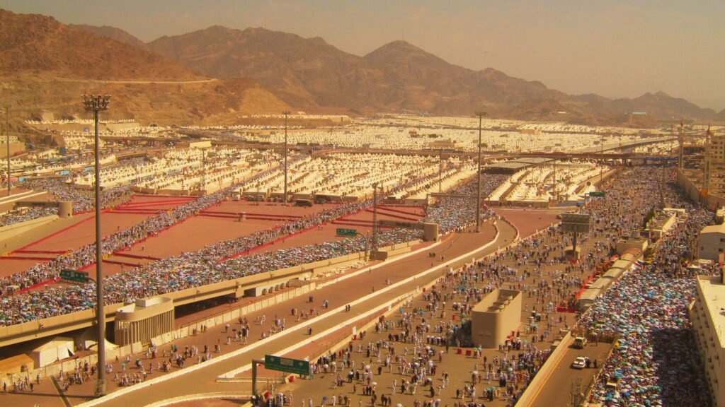 Pilgrims Begin Ascending Plains of Arafat, Marking Climax of Hajj