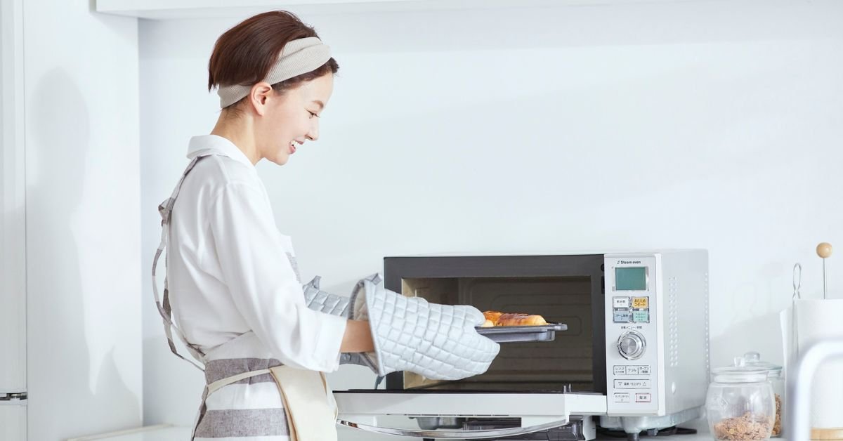 How To Clean The Oven With Baking Soda